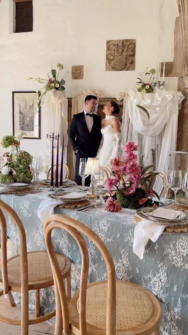 This is your sign to have a lace tablecloth paired with structured florals for your wedding breakfast 🫡
Workshop Host @sharoncudworthphotography
Workshop @the_edit_workshops
Prep & OTD coordination @weddingswithparris
Floral design @burtonsblooms
Venue @butleypriory
Stylist @synchedevents
Tableware @banquetinghire_official
Lanterns @arrayweddingandeventhire
Stationary @loupaper_
Models @modelcouple_daisyandjosh
Hair @byhollieparsons_
Makeup @emilychantal_mua
Dress boutique @perlanovabridal
Dresses @janehillbridal @champerycouture @mwlbride
Rings @emmagreethamjewellery
BTS content creator @_soireestories
Accessories @perlanovabridal
Suit @cosstores