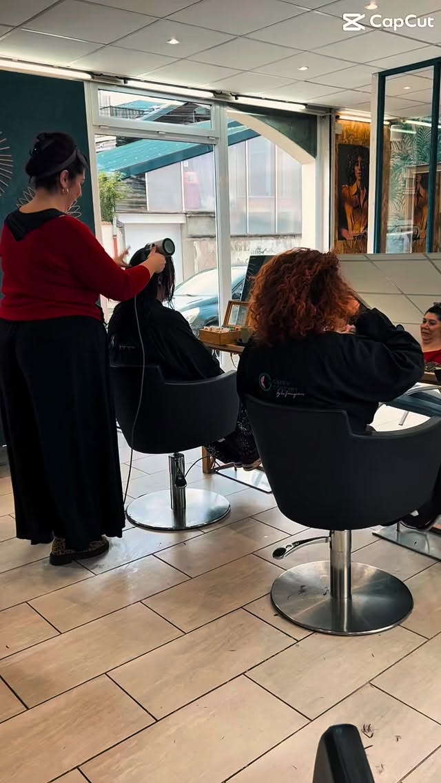 Retour en images sur notre soirée spéciale Pleine Lune
Une parenthèse dédiée au bien-être, à la beauté et au lâcher-prise.
Lors de cette soirée, vous avez pu découvrir :
✂️ Une coupe de cheveux sous la pleine lune, symbole de renouveau et de croissance. Un rituel apprécié pour accompagner une nouvelle énergie.
🔮 Un tirage de tarot, pour un moment d’introspection et de guidance.
💆♀️ Des massages pensés pour un lâcher-prise total et une profonde détente.
Merci à toutes les personnes présentes pour leur confiance et leur présence lors de cette soirée.
Notre prochain rendez-vous aura lieu en septembre… nous avons hâte de vous retrouver
#PleineLune #coupé #MassageBienEtre #Tarot