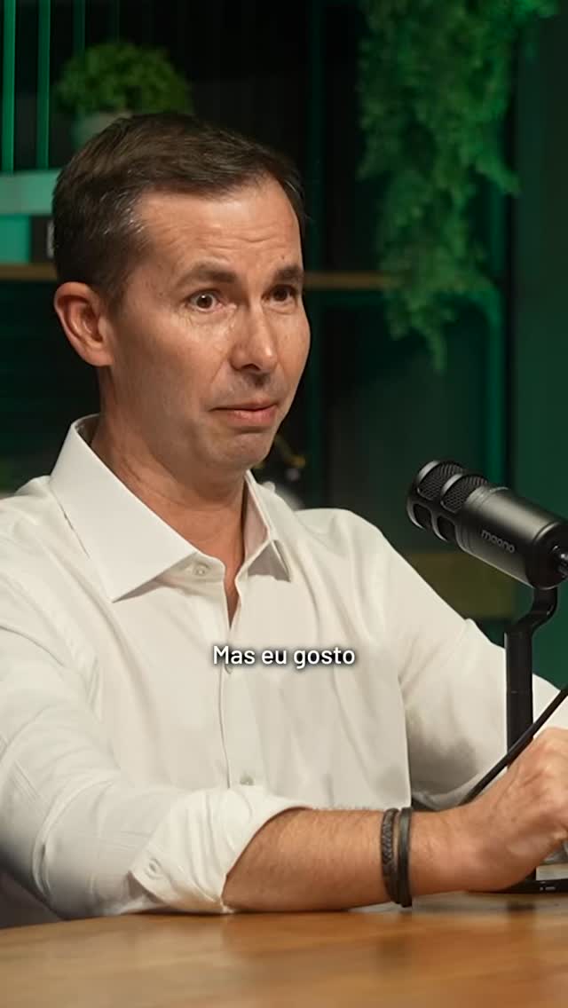 Remuneração se torna estratégica quando deixa de olhar para o passado e passa a financiar o futuro da empresa.
Neste trecho do Episódio 4 do ÁreteCast, Rodrigo Wegener traz uma virada importante de mentalidade: remuneração não é apenas folha de pagamento. Quando bem desenhada, ela engaja pessoas para os desafios certos e direciona energia para onde a estratégia precisa avançar.
Fixos, variáveis, incentivos de longo prazo e mecanismos de retenção existem, e podem ser adaptados a diferentes realidades e portes de empresa. O ponto central é a intenção estratégica por trás do modelo.
Uma conversa conduzida por Fabíola Saretta, para líderes que entendem que pessoas, performance e futuro precisam estar conectados por decisões conscientes.
🎧 Episódio completo disponível no Spotify.
Árete Escola de Negócios
Comunidade de líderes e legados do Brasil.
#estratégia #liderança #remuneraçãoestratégica #performance #governança