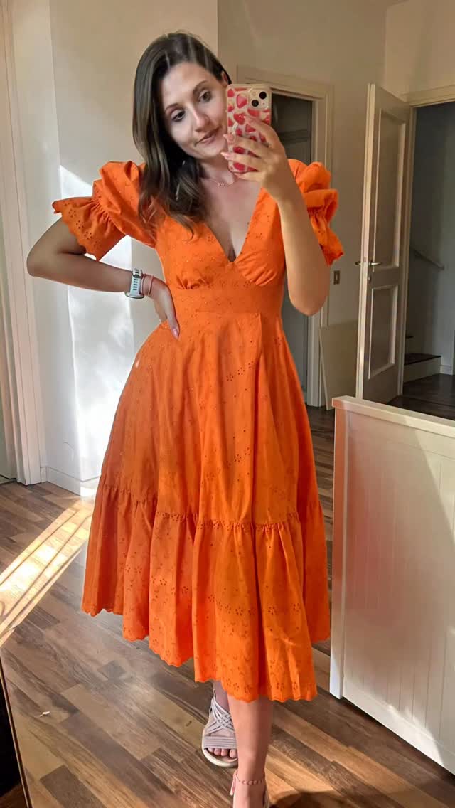 The orange dress is out! I made it specifically for King's Day in The Netherlands. Shoutout to my Dutch friends for introducing me to this amazing celebration. What do you think, would you rock this colour?