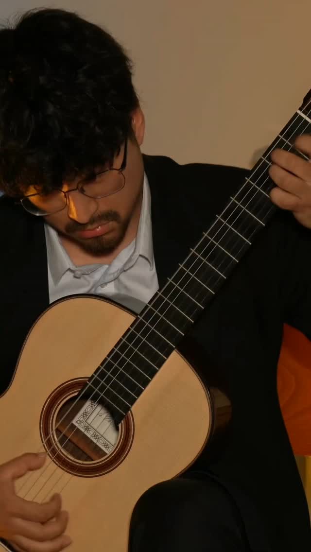Alma, Corazon y Vída, a Peruvian Vals arranged and suavely played by @enrique.mejiaprz.
Next concert: @daniyahguitarduo on May 5th!