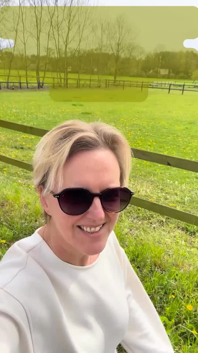 POV: je ontdekt dat 20 minuten wandelen na het eten soms meer doet dan een uur in de fitness 🚶♀️
*Plof jij na het eten ook wel eens in de zetel? Herkenbaar. Maar dit is wat er dan in je lichaam gebeurt...*
Je bloedsuiker piekt. Je lichaam maakt insuline aan om dat op te vangen en insuline slaat de overtollige glucose op als vet. Je voelt je zwaar, slaperig, traag.
Ga je even stappen? Dan nemen je spieren de glucose rechtstreeks op. Geen insulinepiek, geen vetopslag. Dát is wat duurzaam afvallen in de praktijk betekent : slimme gewoontes als deel van een gezonde leefstijl begeleiding.
✔ Bloedsuiker stabiliseert
✔ Vertering op gang
✔ Cortisol daalt
✔ Geen dip achteraf
✔ Betere slaap
Ik doe dit zo vaak ik kan. Soms alleen, soms met mijn man. Altijd beter daarna. 🌿
Probeer het 7 dagen en zeg me hoe je je voelt 👇
#bewegen #blijvendafvallen #wandelen #bloedsuiker #meerenergie