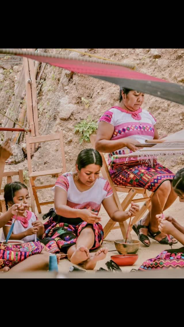 Magnifique famille de tisserandes du village de Venustiano Carranza #venustianocarranzachiapas #huipil #tissage @dalia_ramiirezz