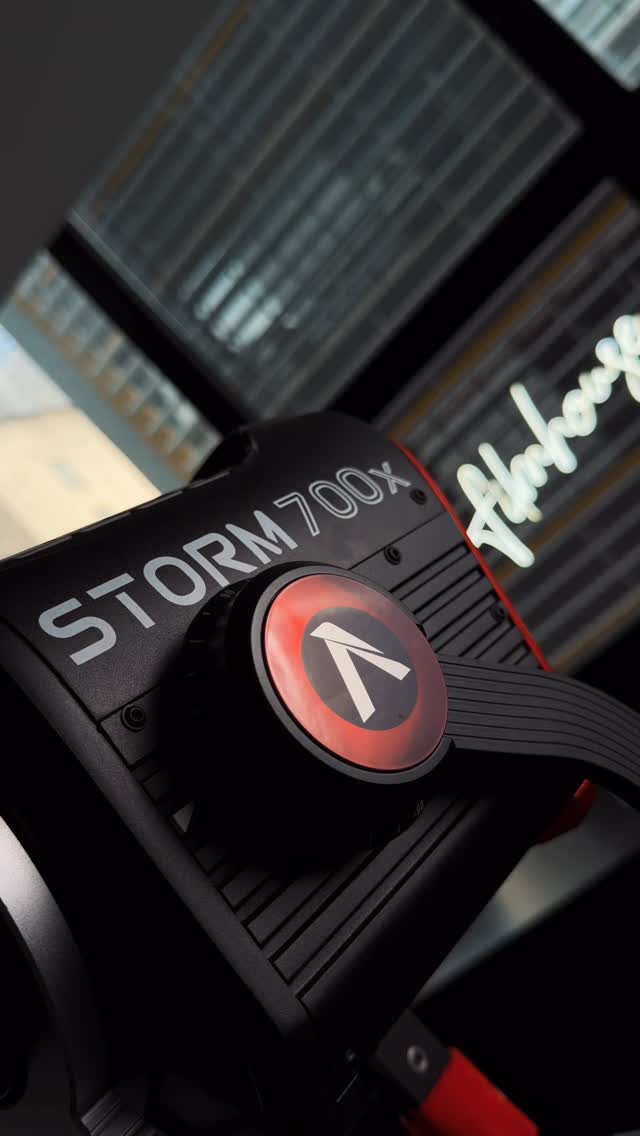 🔥 Aputure STORM 700X chegou na Filmhouse.
700W bicolor ajustável com o chipset exclusivo BLAIR da Aputure. Cinco diodos (azul, lime, âmbar, índigo e vermelho) que entregam precisão espectral muito acima das fixtures bi-color convencionais.
Com faixa de CCT de 2500 a 10.000K e correção green-magenta integrada, a STORM 700X se adapta a qualquer ambiente de luz mista sem comprometer a precisão. Uma luz que respeita o trabalho do colorista.
Construção IP65, sistema de resfriamento ativo com 4 modos e controle total via DMX, RDM, CRMX ou app Sidus Link. Pronta pra set, pronta pra qualquer condição.
✅ Potência: 700W
✅ CCT: 2500–10.000K
✅ CRI 95 / TLCI 95 / SSI 87 (3200K e 5600K)
✅ TM-30: Rf 95 / Rg 100
✅ Saída: 18.670 lux a 3m (com refletor 35° incluso)
✅ Dimmer: 0,1–100% com 4 curvas (linear, exponencial, logarítmica, S)
✅ Controle: DMX, RDM, CRMX, Bluetooth (Sidus Link)
✅ 12 perfis DMX configuráveis
✅ Montura ProLock Bowens
✅ Proteção IP65
✅ Ângulo nativo: 58° / com refletor: 35°
Faça já a sua reserva!
📞 +11 95227-5242 (WhatsApp)
📧 atendimento@filmhouse.com.br
#AputureStorm #Storm700X #Aputure #IluminacaoCinema #FilmhouseRental