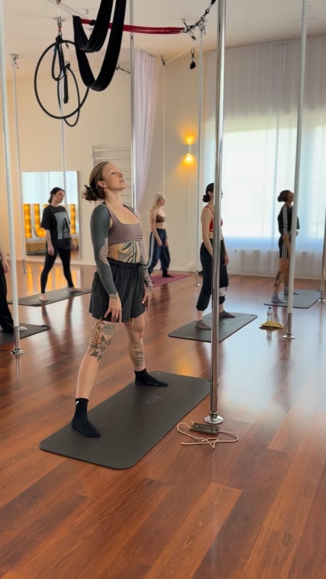 What a special day ✨
Danke liebe @trishaa.h , dass du heute wieder bei uns warst 🤍
You are such a sweetheart!
Deine Art zu unterrichten, dein Flow und deine sensual Energy haben alle Teilnehmenden zum Strahlen gebracht ✨
So viel Leichtigkeit, Ausdruck und gleichzeitig so starke Teacher Skills, einfach wunderschön zu erleben.
Danke für deine Zeit, deine Energie und alles, was du heute mit uns geteilt hast 🤍
Und auch ein riesiges Dankeschön an alle Teilnehmerinnen. Schön, dass ihr dabei wart. ✨