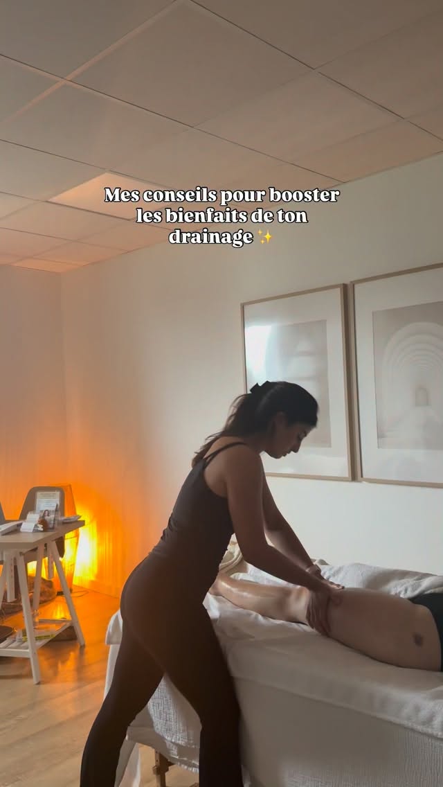 Tu te fais drainer et tu veux faire durer les effets post drainage ? ✨
Enregistre cette vidéo pour ne rien oublier 📩
1️⃣ Hydrate toi avec de l’eau ! 💧
On ne le répétera jamais assez mais une bonne hydratation aide ta lymphe à circuler !
2️⃣ Reste en mouvement 🚶🏻♀️➡️🏃🏻♀️➡️
Ta lymphe a besoin que tu mettes ton corps en mouvement pour qu’elle puisse circuler. En étant sédentaire, ta lymphe va stagner !
3️⃣ Travail ta respiration 🧘🏼♀️
La lymphe circule grâce au mouvement mais aussi grâce à la respiration par le diaphragme. Mets en place quelques minutes de respiration profonde chaque jour pour faciliter sa circulation.
4️⃣ Évite les vêtements trop serrés !
Soutien-gorge qui comprime la poitrine, pantalon qui marque toute la jambe… et c’est signe d’une lymphe qui bloque ! Privilégie les vêtements peu serrés et les sous vêtements adaptés pour laisser ta lymphe circuler.
5️⃣ Gère ton stress !
Ton stress génère du cortisol qui te fais gonfler ! Il influence l’équilibre hydrique et favorise la rétention d’eau. À long terme, ton corps subit l’inflammation crée par ce stress et ta lymphe est impacté.
Garde évidemment une bonne fréquence de drainage selon tes besoins pour des effets qui durent dans le temps 🤎
