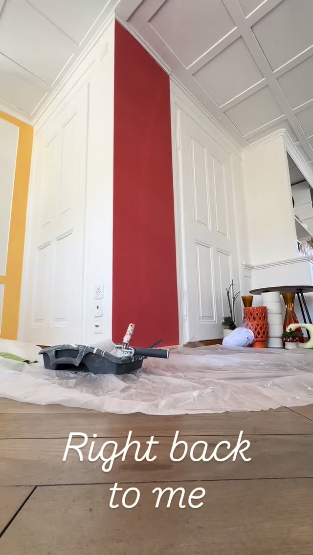 Und so schliesst mein geliebtes Geschäft seine Türen.
Die Gründe dafür sind vielfältig, und es war nicht einfach, an diesen Punkt zu kommen.
Es schmerzt, eine Idee loszulassen, an die ich so sehr geglaubt habe und die ich nicht vollständig zum Blühen sehen konnte. Gleichzeitig fühle ich heute auch eine tiefe Ruhe. Ich habe verstanden, dass jetzt der Moment ist, innezuhalten und mich wieder auf mich selbst zu besinnen.
Diese Erfahrung hat mir unglaublich viel gegeben: unvergessliche Momente, wertvolle Erkenntnisse und eine echte Achterbahn der Gefühle, die mich stärker und bewusster gemacht hat.
Ich danke allen, die ein Teil dieses Weges waren. Nun wird eine Seite umgeblättert.
Ich beginne neu – bei mir selbst. Und ich bin neugierig darauf, was dieses neue Kapitel für mich bereithält. ✨
Bis bald!
——
E così ill mio amato negozio chiude le porte.
Le ragioni sono tante e non è stato semplice arrivare fin qui.
C’è un grande dispiacere nel non aver visto sbocciare fino in fondo un’idea in cui ho creduto profondamente.
Ma, allo stesso tempo, oggi mi sento serena.
Ho capito che è il momento di fermarmi e rimettere al centro me stessa.
Questa esperienza mi ha lasciato tanto: momenti indelebili, insegnamenti preziosi e una vera montagna russa di emozioni che mi ha resa più forte e consapevole.
Ringrazio chi ha fatto parte di questo percorso. Ora si volta pagina.
Si ricomincia da me. E sono curiosa di scoprire cosa mi riserverà questo nuovo capitolo. ✨
A presto!