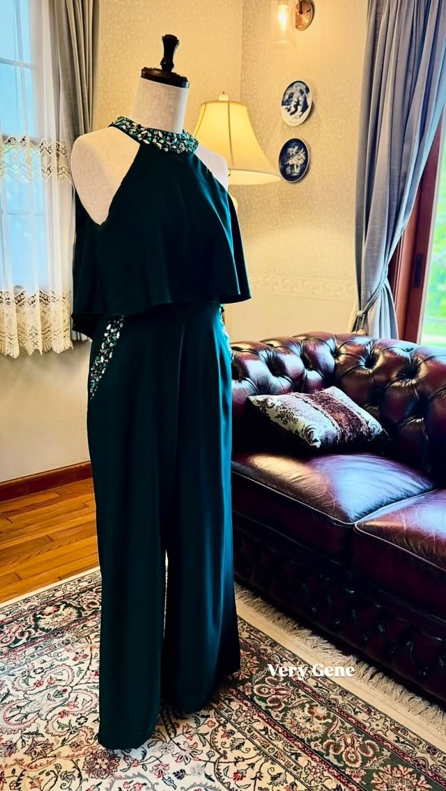 マルチカラーのビジューをアクセントとしたスタイリッシュなパンツドレス💚💙🤍背中からヒップラインにかけて程よくカバーしてくれます👍
#verygene #ベリージェネ #オーダーメイドドレス #演奏会ドレス #お好きなカラーでお仕立てします👗
