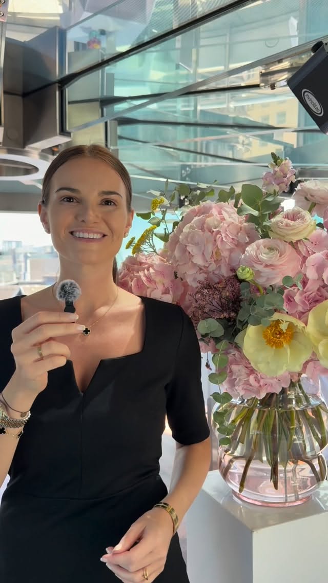 Traumhochzeit in Wien?
Manchmal darf es einfach ALLES sein:
Urbaner Vibe, Luxus pur und ein Blick, der eure Gäste sprachlos macht.
Ich nehme euch heute mit hinter die Kulissen in eine Hochzeitslocations direkt in der Wiener Innenstadt, mit Direct-View auf den Stephansdom.
Perfektion liegt im Detail, deshalb liebe ich es, mit Partnern wie @dollsblumen zusammenzuarbeiten, die meine Vision von Eleganz teilen.
Wie findet ihr diesen Ausblick? Wäre das eure Traum-Location?
#hochzeitwien #hochzeitsplanerwien #viennaweeding #weddingplannervienna #stephansdomvienna