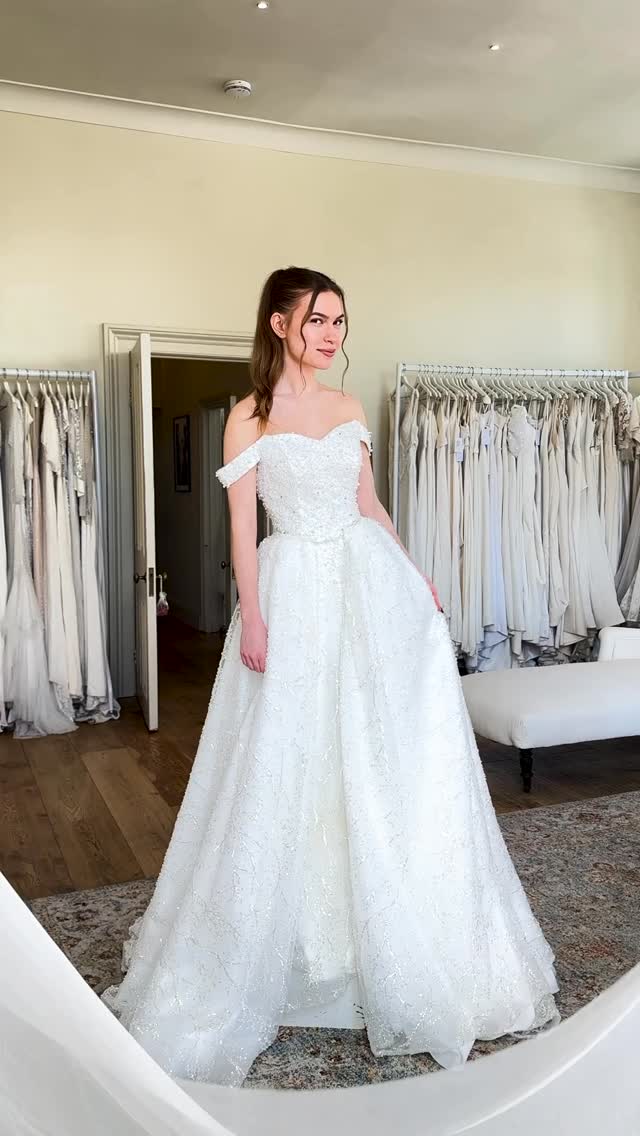 Calling on all the brides who are ready to pull it off the statement pieces of @dahlia_bridaluk 🤍🤩✨ we have exciting news for you…These recent donations are waiting for you.
Book your appointment today to secure a gowns that makes you shines and also support girls all around the world.