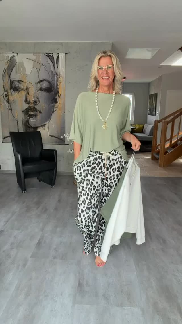 1 Lieblingshose. 3 Looks. 0 Stress am Feiertag ☀️
Weil der 1. Mai nach Sonne, Sofa und Spaziergang gleichzeitig schreit, zeigen wir euch heute, wie vielseitig unsere neue Leo-Hose wirklich ist 🐆✨
Look 1: Softes Oliv-Shirt + lange Statement-Kette = entspannt, aber elegant 🤍
Look 2: Shirt mit Leo-Tasche zur passenden Hose – unser Liebling, weil es so leicht zusammen aussieht und doch gar nicht over-the-top ist 💚
Look 3: Alles drüber kombiniert mit der weißen Bomberjacke – perfekt für den Abendspaziergang, wenn es kühler wird 🤍
Welcher Look wäre EURER für morgen? Schreibt es in die Kommentare 👇
🛍️ Link in der Bio
📲 Weitere Details zu allen drei Looks auch in unserer Story
#fashionboxx #fashionboxxstyle #fashionboxxlove #maifeiertag #1mai #outfitinspo #wohlfühlmode #fashionliebe #frauenmode #leoprint #leohose #styleinspo #shopnow