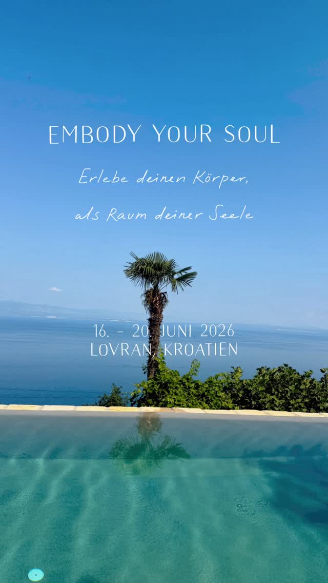 ‚Embody your Soul’ ist ein nach Hause kommen zu deiner wahren Identität. Es ist ein Retreat, das dich daran erinnert, wer du in diesem Leben sein möchtest. Eine Erinnerung daran, warum du hier bist. Eine Einladung an dich, einem Anteil in dir zu zu hören, der im Dschungel des Alltags kaum Gehör findet.
Wir laden dich ein, in diesen Tagen zu dir zurück zu finden. Deinen Körper zu spüren. Deinem Atem zu lauschen. Deine Seele zu verwöhnen. Zu tanzen, zu singen, dich intuitiv zu bewegen. Wir halten den Raum für dich, damit du loslassen kannst. Wir laden dich ein, deine Lebensfreude wahrzunehmen. Dich Stück für Stück zu öffnen. Wir schenken der Göttin in dir Raum. Wir küssen die Sonne und huldigen die Mondin. Wir öffnen Tore in uns, die unsere tiefen Sehnsüchte hervorbringen. Wir schenken uns selbst die Erlaubnis einfach zu sein.
Kurzum: wir gehen in die weiblichen Qualitäten des Seins, um den Sommer, das Leben, die Sonne & die Lebensfreude zu verkörpern.
FACTS:
Wann? 16. bis 20. Juni 2026
Wo? Abgelegenes Privathaus nur für uns in Lovran, Kroatien (maximal 8 Personen)
Was? Somatic Yoga, Embodiment, Nervensystembalance, Breathwork, Mantren Singen, Wandern im Nationalpark, Meditation am Wasserfall & ganz viel Raum für dich
Wer? ANIMA Yoga sind Sabrina & Caroline: zwei Yogalehrerinnen mit Know How & Herz im Bereich Nervensystemarbeit sowie Breatwork & Körperarbeit
Verpflegung? Privatkoch Daniel Kraschl von Nocona verwöhnt uns vor Ort mehrmals am Tag mit seiner einzigartigen regionalen und saisonalen Küche (vegan & vegetarisch optional)
Möchtest du bei dieser exklusiven Reise dabei sein? Dann schreib uns gerne direkt oder klick auf den Link in der Bio für mehr Details & zur Anmeldung.
Wir freuen uns jetzt schon so sehr auf dich und deine Reise mit uns zu dir!
In Liebe,
Sabrina & Caroline von ANIMA Yoga mit Daniel & Lena von Nocona
#retreat #litha #sommerretreat #sonne #somaticyoga