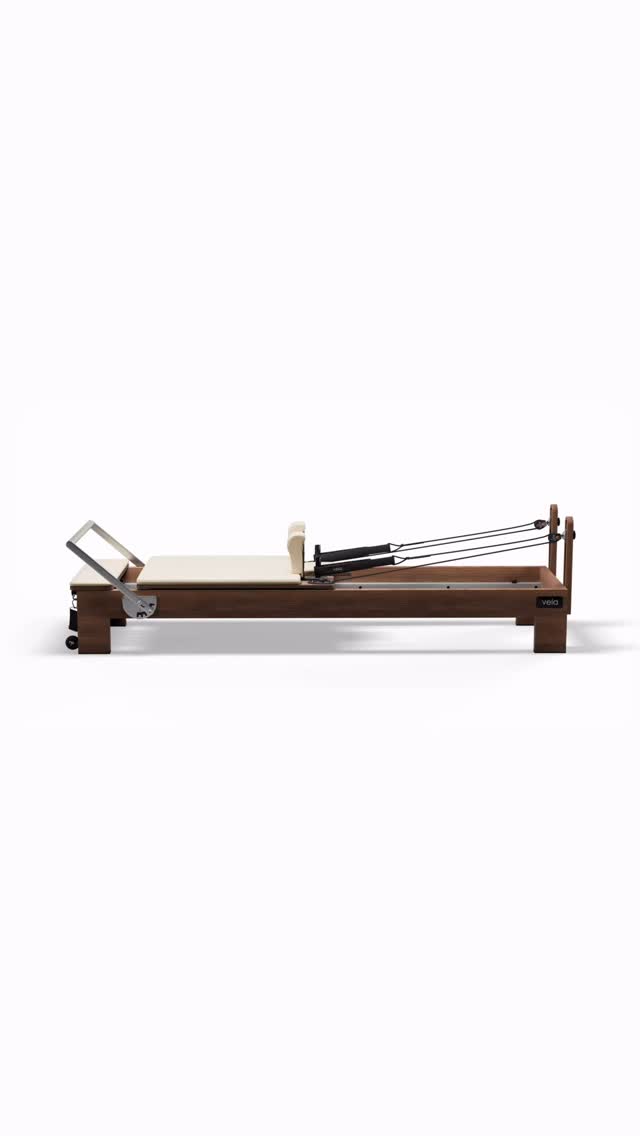 Introducing: Der Vela Walnut Reformer - unsere edelste Variante mit kuratiertem Wallnuss Vollholz. Designed, für ein reibungsloses und komfortables Training. Vollendet, um deinem Raum eine besondere Note zu verleihen und doch jahrelang zu begleiten. Für Studios und Zuhause.