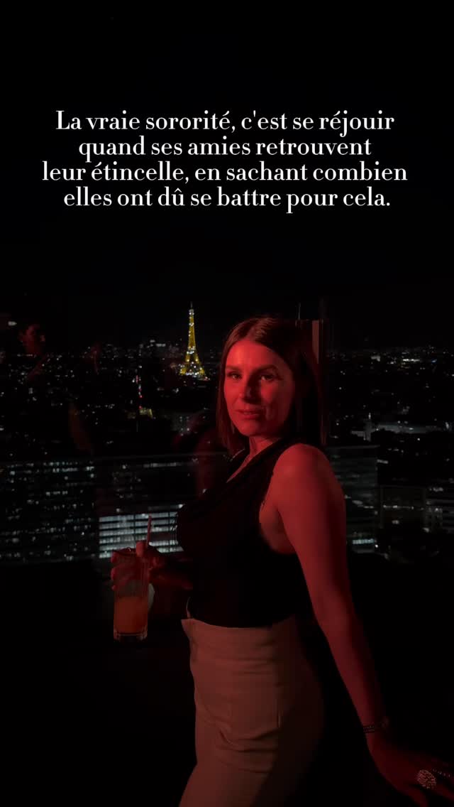 LE RETOUR DE L’ÉTINCELLE
Tu l’as vu s’éteindre dans sa relation, son travail ou la routine.
Tu l’as écoutée des heures te raconter, son stress, ses angoisses, ses attentes. Tu l’as soutenue, écoutée, parfois reprise.. tu as fait de ton mieux et elle aussi.
Votre amitié a tenue, elle s’ est même renforcée. Tu eu as parfois peur pour elle, tu as été en colère contre ceux qui l’ont faite souffrir, contre la vie parfois même un peu..
Et soudain, elle est là, de nouveau, plus tout à fait celle d’avant mais avec la même énergie, le même sourire et la même joie. Elle a passé la tempête, elle a garder espoir et je suis sure que tu y as contribué.
Et t’es tellement contente de la retrouver, qu’elle se soit retrouvée que tu vas le célébrer ce retour d’étincelle ✨ parce que quand l’une d’entre nous brille, on brille aussi.
Si tu te reconnais ou reconnais ta copine, partage lui ce reel, envoie lui un message pour lui rappeler qu’elle est forte, que vous êtes fortes 🤍
📸 @sahamage
SANTÉ FÉMININE, DIÉTÉTICIENNE, CYCLE FEMININ, SORORITE, FEMMES, FÉMINITÉ, BIEN ÊTRE, SANTÉ, ALIMENTATION, ENDOMETRIOSE, SOPK, SPM, DEV PERSO