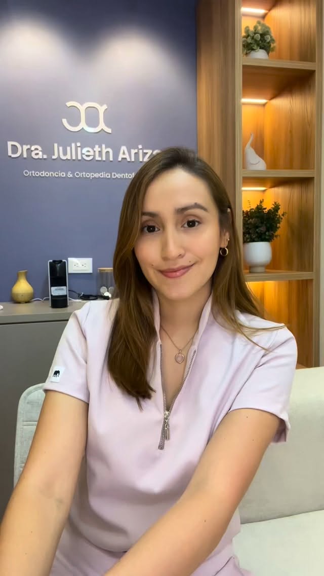 Muchos pacientes creen que la ortodoncia termina cuando quitan los brackets…
�Pero en realidad ahí empieza la etapa más importante: la retención.
❌Si no usas tus retenedores:�los dientes pueden moverse, aparecer espacios y perder el resultado logrado.
Y sí… en algunos casos puede significar repetir ortodoncia.
📲Si perdiste tu retenedor o dejaste de usarlo, agenda una valoración a tiempo.
#ortodonciabucaramanga #ortodonciasinbrackets #odontologiabucaramanga