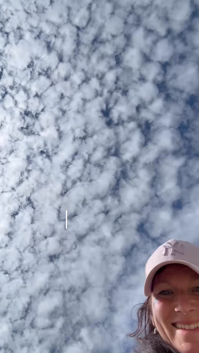 Vermoeid. Prikkelbaar. Niet jezelf.
Veel vrouwen schuiven dit in de perimenopauze onder “hormonen”…
en ja zeker die spelen een grote rol.
Maar wat vaak wordt vergeten:
je hormonen werken nooit op zichzelf.
Vitamine D speelt hierbij een onmisbare rol.
Vitamine D kennen we als “vitamine”,
maar gedraagt zich in je lichaam als een hormoon
en beïnvloedt o.a. je stemming, energie en je hormonale balans.
En wat ik in de praktijk regelmatig zie?
Dat vitamine D echt aan de lage kant zit.
Volgens richtlijnen (zoals de World Health Organization) ligt de ondergrens rond de 50 nmol/L…
maar voor optimale werking zie je vaak dat een hogere waarde nodig is. Zo rond de 70 nmol/L is al echt een betere waarde om naar te streven.
Juist in de perimenopauze komt een vitamine D-tekort vaker voor dan je denkt.
Dus blijf je rondlopen met klachten?
Kijk dan niet alleen naar je hormonen…
maar ook naar wat ze nodig hebben om goed te functioneren. Check je vitamine D status eens.
Dat maakt vaak echt meer verschil dan je denkt. Gelukkig is de lente nu echt begonnen en is het weer wat gemakkelijker om vitamine D op te nemen via je huid. Daarnaast is een goed supplement aan te raden. Wil je dat ik met je mee denk over of jouw klachten te maken kunnen hebben met een vitamine D tekort? Stuur me gerust een DM. #perimenopauze #vitamined #hormoongezondheid #vitaminedtekort #vrouwengezondheid