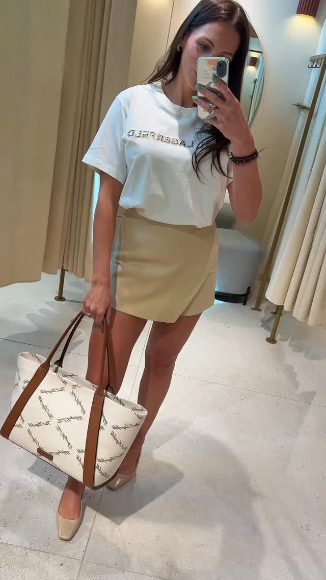 Karl Lagerfeld version summer : simple, chic, impossible à ignorer.
Alors… tu commences la semaine en quel mood ?
blanc minimal, jaune solaire ou bleu effortless.
🤍💛💙
#KarlLagerfeld #SummerStyle #EffortlessChic #NewInStore #LoulouLuxembourg