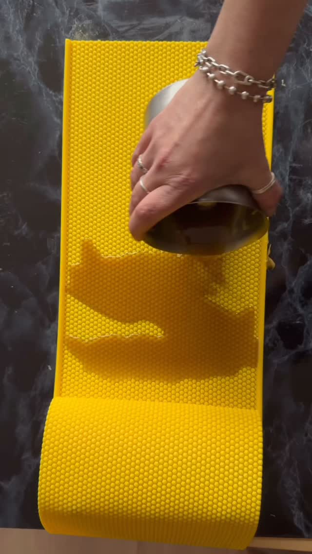 Beeswax pillar candle- how it’s made.
This was highly popular reel so we decided to post it again.
Hope you enjoy watching it 🐝
.
.
.
#howitsmade #craft #diy