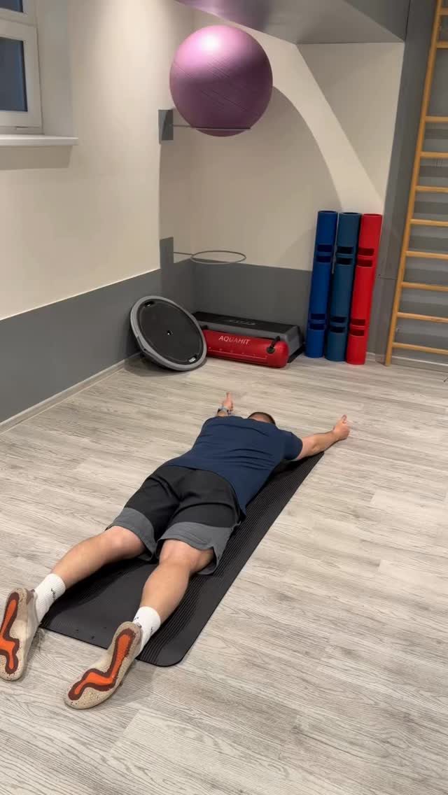 ✅ Stabilita lopatky cviky!
4 cviky pro posílení zadní strany horní části těla, hlavně menších svalů důležitých pro zdravá ramena a správný pohyb lopatky.
Svaly se nezapínají a nevypínají izolovaně, ale všechno spolupracuje. Tady jsou hlavní rozdíly:
1. Prone Y Raises – spodní trapézy
→ upward rotace + deprese
2. Prone W Raises – rhomboidy → retrakce lopatek
3. Cuban Rotations (konec rozsahu) → zevní rotátory
4. Prone T Raises → střední trapézy + zadní delty
Vyber 1–2 cviky a dělej je kvalitně
8–15 opakování
2–4 série, 1–3× týdně
Pokud chceš pochopit, jak trénink fakt funguje a ne jen kopírovat cviky, sleduj můj profil. ✅
Honza
#brotasfitness #ramena #bolestzad #silovytrenink #posilovani