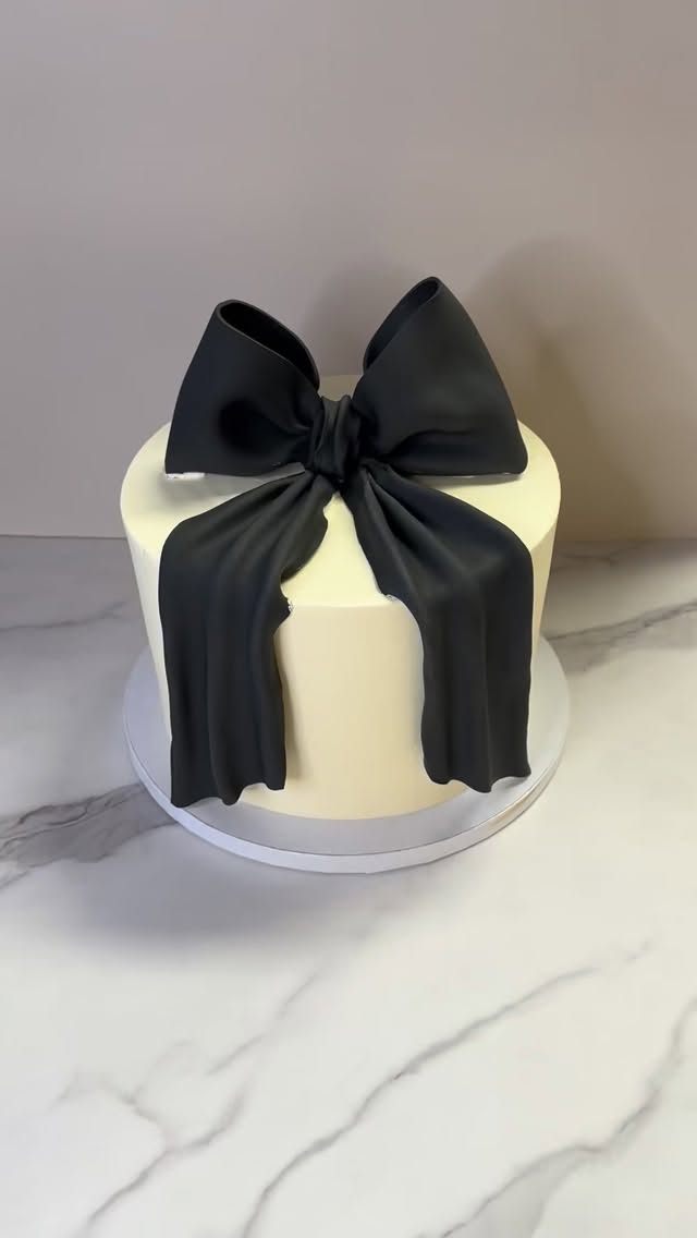 🖤✨
#sucreetcel #cake #ecublens #birthdaycake #gateau