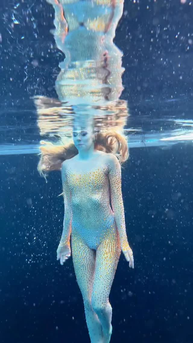 Not always as effortless as it looks…
At one point my hair fully hooked onto the sequins on my hands, which meant no more dramatic hair moments for the rest of the take 🫠
Underwater, you can’t just reset a costume malfunction that easily. Vision is limited, breath is limited and small tangles can become big problems.
You have to surface, start fresh and try again. Because at the end of the day… you still have to get the shot!
A great reminder that an experienced photographer and safety team are key, because malfunctions happen and when you’re working underwater, those can quickly become dangerous.
#costumemalfunction #underwatersafety #freedivingphotography #realmermaid #mermaidtarielle