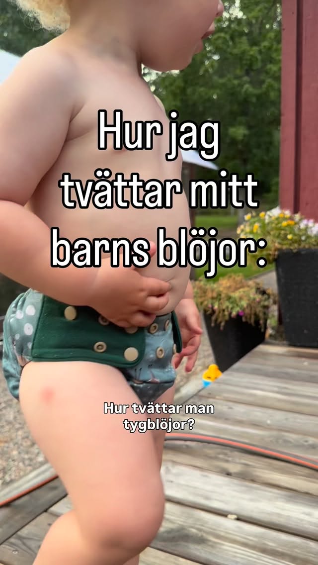 Hur tvättar man tygblöjor? Det finns kanske lika många olika sätt som det finns användare, men generellt: i tvättmaskinen, med ditt vanliga tvättmedel 💚Jag samlar alla tygblöjor i en öppen tvättkorg eller en pul-påse. När korgen är full, ungefär efter tre dagar, så är det dags att tvätta.Inlägg, skal, påsar, tvättlappar, ja allt tvättas samtidigt. Du använder vanligt tvättmedel (för kulörtvätt, parfymfritt), på ett 60 graders program, med extra förtvätt och sköljning 🧺Inläggen kan du antingen hängtorka eller tumla på låg värme. Allt med pul vill bara hängtorkas 🤍And that is that! ✅