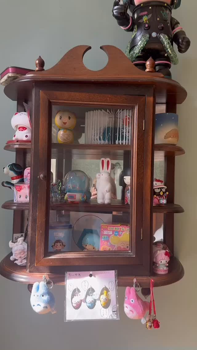 Reminiscing! This time last year we were at the end of our trip to Japan. Quite a lot has happened since then. Mostly s**t ngl. Having a little rummage through this always cheers me up though. It’s one of the many little pockets of joy in my home #remeniscing #japanstuff #japancityblues