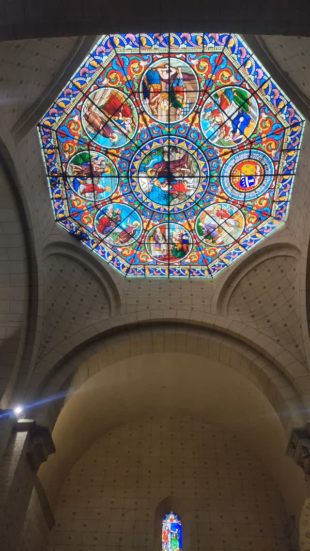 Une église habituellement fermée au public.
32 m² de lumière suspendue au-dessus de la nef.