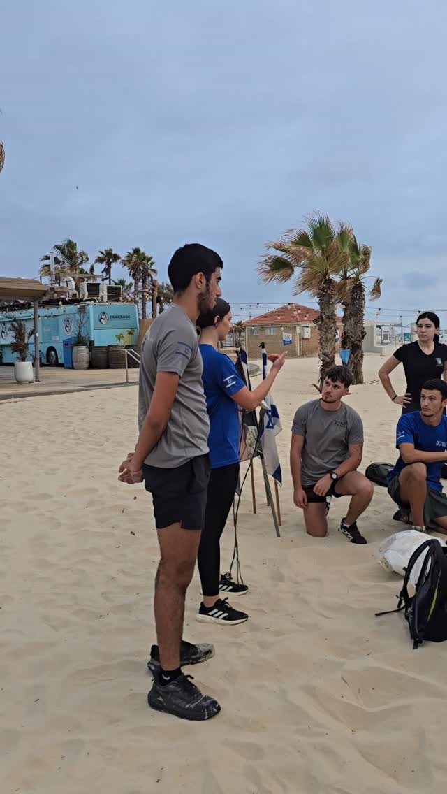 שנה שלישית שרותם, עוזרת מדריך בצוות רחובות ומתנדבת אלופה במד"א, מעבירה אימון שובר שגרה מיוחד שעוסק בעזרה ראשונה
בקרוב, עוד חלקים מהאימון
בנתיים קבלו הצצה להסבר איך שמים תחבושת אישית לעצירת דימום בעת פציעה
#יוםסיירות #טיס #כושרקרבי #שייטת13 #סיירתמטכל