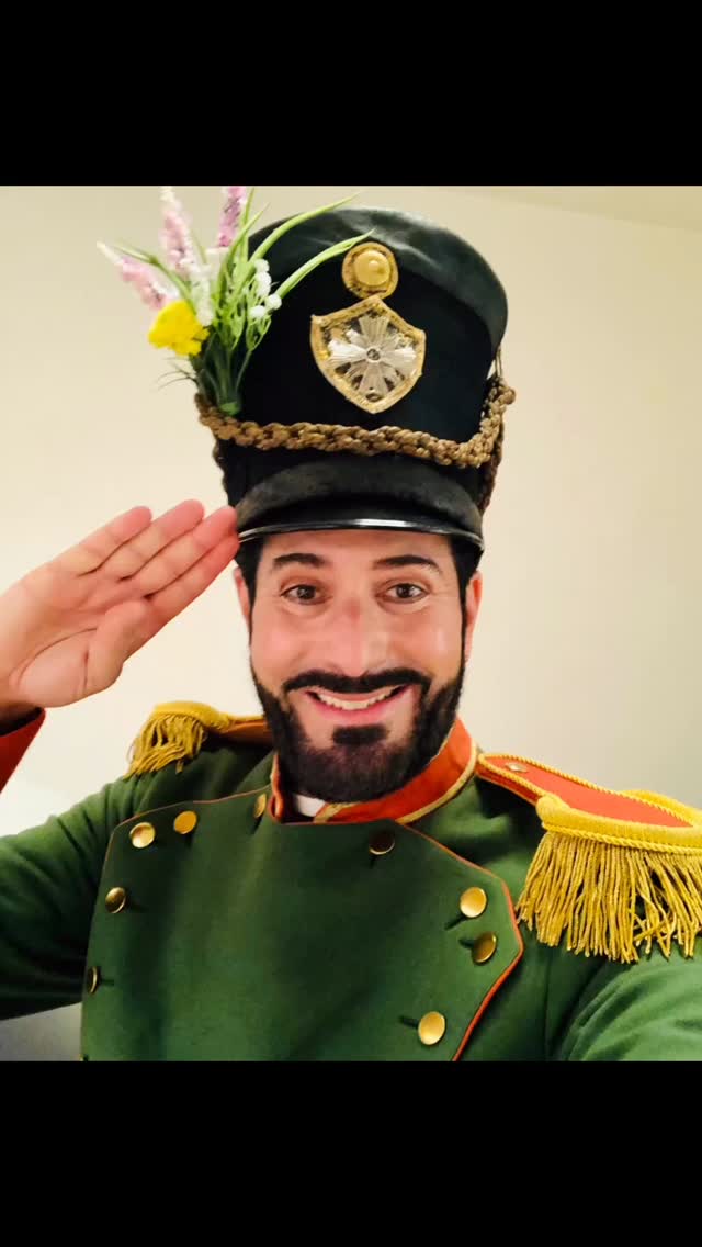 TONIGHT 🎶 Vorhang auf für die Magie! ✨
Es ist wieder Zeit für den legendären L’elisir d’amore an der @wienerstaatsoper ❣️ Es ist mir eine besondere Freude, heute Abend wieder als BELCORE auf der Bühne zu stehen 🎶
Und mein persönlicher „Liebestrank“ wirkt übrigens auch abseits der Bühne: Mit meiner Charity Foundation HILFSTÖNE @hilfstoene helfe ich mit dem Opernwein BELCORE auch Menschen in Not ❤️ https://www.paul-achs.at/produkt/genusshome-opernwein-trilogie/
Sehen wir uns heute Abend? 🫶@clemensunterreiner @wienerstaatsoper @hilfstoene #ClemensUnterreiner #wienerstaatsoper #liebestrank #hilfstöne #opernwein 📸©️CU | Wiener Staatsoper Michael Pöhn | Paul Achs | HILFSTÖNE