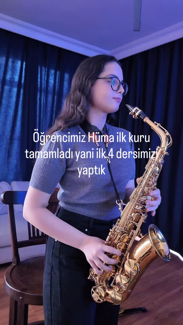 Hüma ile ilk kuru tamamladık.
Yani ilk 4 dersimizi geride bıraktık ve bu sürecin sonunda ilk parçası olan Autumn Leaves’i altyapı üzerine çaldı.
Bizim için çok keyifli ve gurur verici bir an ama en güzeli şu: Bu gelişim tamamen onun emeği, dikkati ve cesareti. 🎷
İlk notalardan ilk parçaya…
Devamı çok güzel gelecek.
Tebrikler @humagazioglu 👏👏👏
#saxhane #saksafondersi #Autumnleaves #saxophone #saksafon