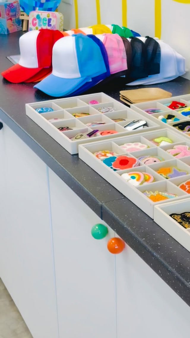 We are so excited to announce our NEW D.I.Y. DabbleLab Hat Bar! Stop by the lab to create your own personalized fashion statement.
Pick your hat color, patches, pins, and even add a chain with charms 😍💖 #mocomd
#districtdabblelab #bethesdamd #creativegirlsclub