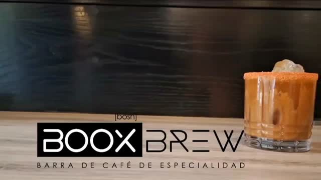 - ¿Calor? 🥵 El Boxxito tiene otros planes para ti.
Ven a Boox Brew y descubre el lado más refrescante de nuestra barra. Nuestro cóctel de especialidad está diseñado para ser el antídoto perfecto contra las altas temperaturas. 🧊☕️
No te quedes solo con uno, tenemos toda una carta de bebidas refrescantes esperándote. ¡Pasa por el tuyo!