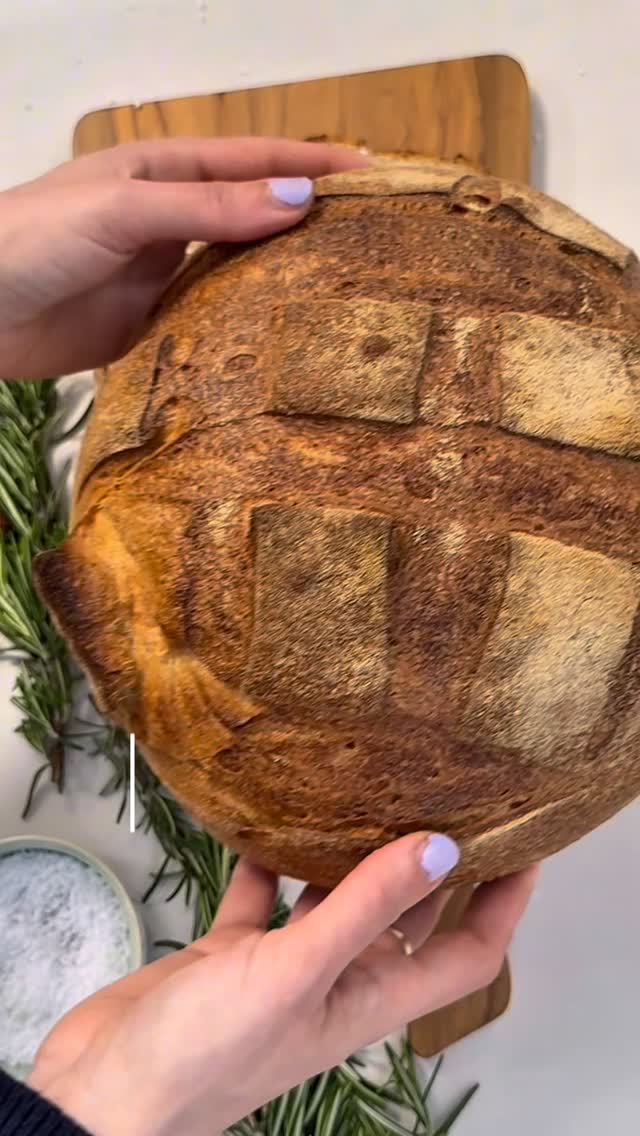 Unser Brot des Monats: italienisches Landbrot 🇮🇹
Ein Stück Italien – ganz ohne Flug ✨
Knusprig, saftig & purer Genuss. 🤍
Mehr braucht’s nicht.
#raisch #brotliebe #backwaren #handwerk #landbrot