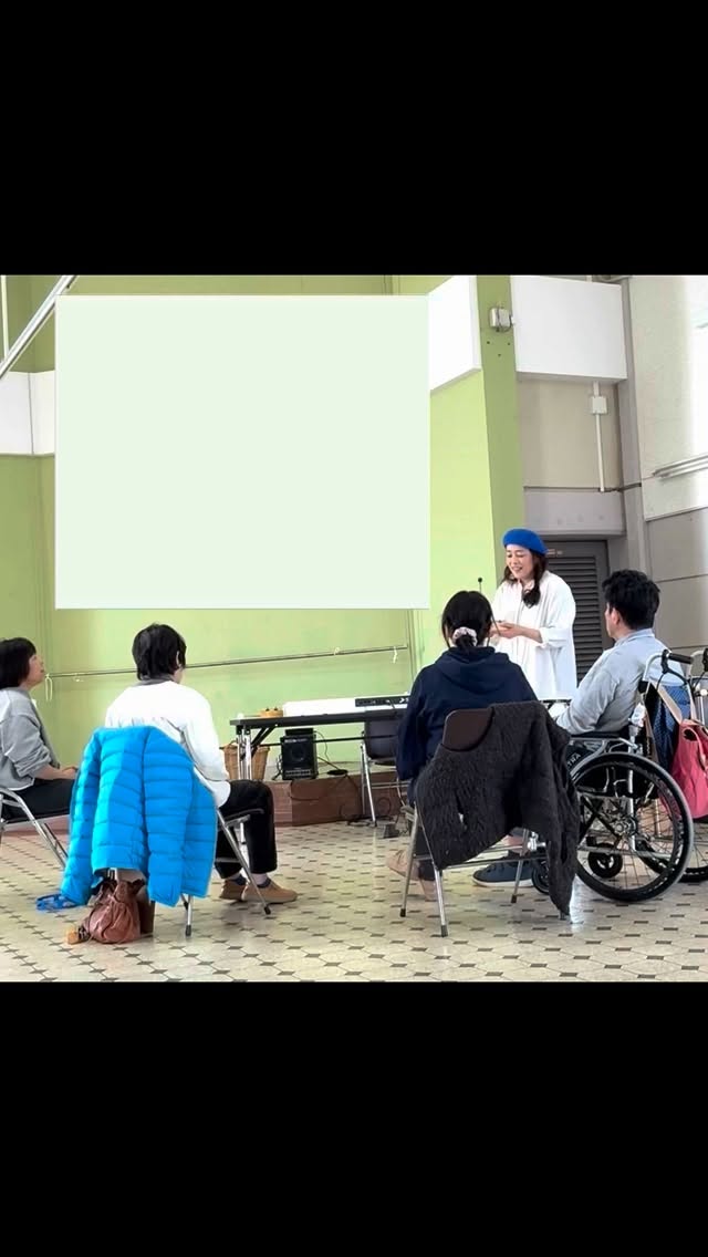 今週土曜日は毎月恒例 声の健康づくり #ボイスサークル です
連休中もお待ちしています♪よく響く多目的ホールで気持ちよく声を出してみませんか
予約なしでだれでも参加できる声遊びの会です。
お子さんからご高齢の方まで大歓迎です
ぜひお気軽にご参加ください☺️
進行役 百本マイ(音楽療法士・言語聴覚士)
お問い合わせkidsjazz100@gmail.com
#kidsjazz #ボイスサークル #百本マイ