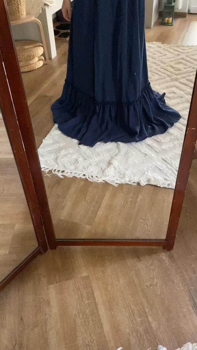 We created this dark blue Fidelia gown for someone special and i just wanted to show it to you how amazing it looks like even in this dark blue hue🌸
How do you like it?
#edenartdresses #maternityphotography #pregnancyannouncement