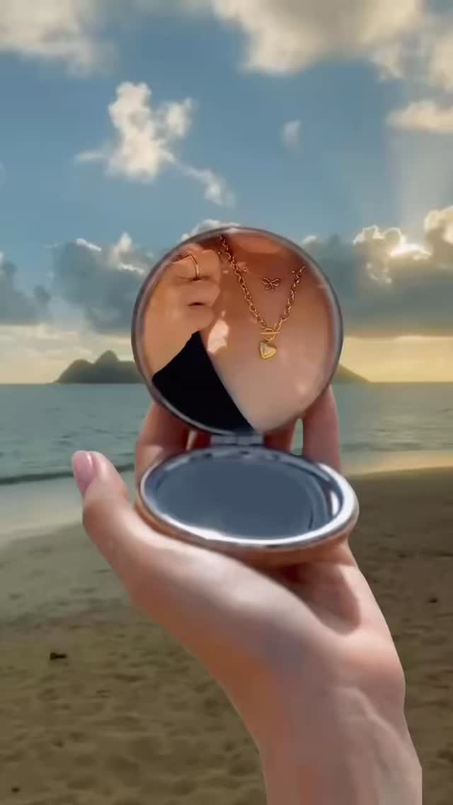 Saltwater, sunshine, and jewelry that keeps up 🌊✨
.
.
.
.
✨#seesea #lovefromthesea #waterproofjewelry #waterproofgoldjewelry #goldjewelry