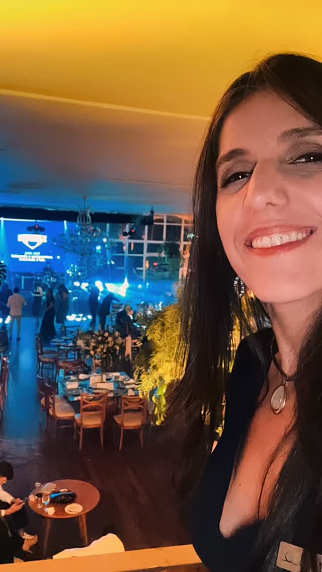 Hoje, 30 de abril, celebro o Dia do Profissional de Eventos — a profissão que vivo com propósito e me dedico há 20 anos.
Nos bastidores de cada evento que brilha, seja corporativo, social, cultural ou holístico, existe planejamento, gestão, decisões e inúmeras ações que ninguém vê.
Enquanto muitos desfrutam da experiência final, lido previamente com ideias, análises, propostas, cronogramas, checklists, orçamentos, contratos, prazos, logística, fornecedores e clientes de diversos perfis — sempre com foco na satisfação de todos que se envolvem: realizadores, equipes e participantes.
Quando tudo dá certo, ou quando algo sai do planejado a pergunta é a mesma: quem organizou ou onde está a equipe de cerimonial?🤣
Evento bem executado não depende de sorte apesar dela ser sempre bem-vinda 🥰, depende de planejamento, experiência, organização e gestão.
Feliz Dia a quem faz os eventos brilharem!
Hoje, o aplauso é nosso! ✨
🌹♥️🌹
Agradeço a quem confiou e confia na minha assessoria ao longo desses 20 anos, a todos os fornecedores e parceiros dessa jornada, e a uma linda equipe que sempre me apoia nas loucuras dos bastidores!
Somos tops!
🥰🤣🌹
@yara.bittes @yukawerneck @elouisepsi @lu.fleury @ale.h.castillo @eukellyf_ @fe_souza88
#assessoradeeventos #eventoscorporativos #eventosempresariais #eventossociais #cerimonial