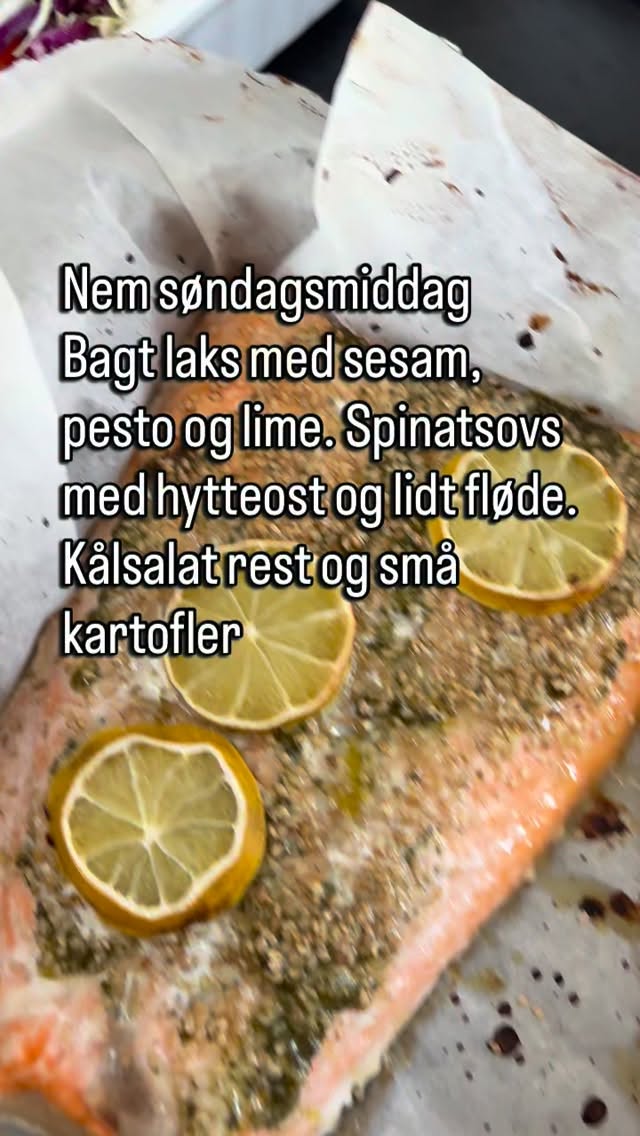 Husk at gør det med sundhed nemt og noget for alle. Protein i laks og hytteost. Sundt fedt i pesto og olivenolie. Ekstra grønt i spinatsovsen. Kartofler til de som vil det. @hartvigengell #stabiltblodsukker