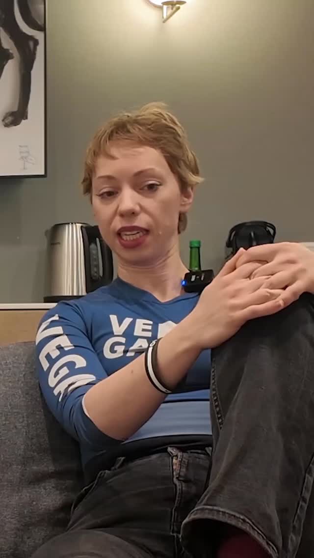 Raffaela Raab (@diemilitanteveganerin) erklärt in Podcast-Folge #33 von "Rein pflanzlich" was hinter ihrem "militanten" Aktivismus steckt. Kleiner Spoiler: Sie geht das Ganze strategischer an, als viele denken. 😉
Ich habe zu dieser Folge sehr viel positives Feedback bekommen. Wer die Folge noch nicht kennt, bitte unbedingt reinhören!
Auch in Folge #32 war Raffaela bei mir zu Gast. Hier ging es vor allem um Ernährungswissenschaft.