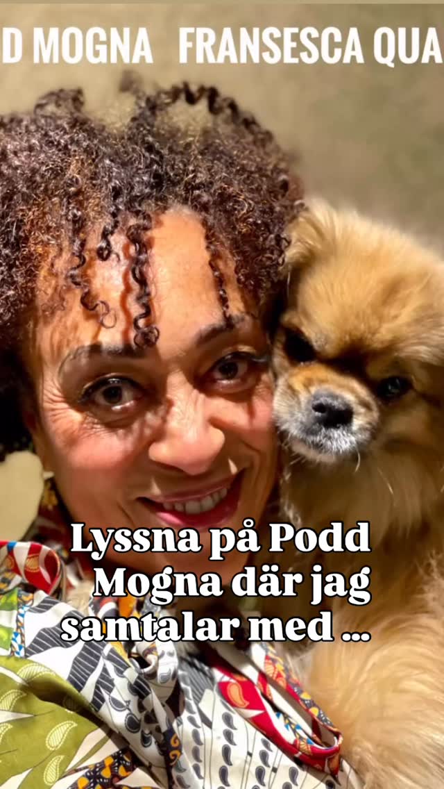 För ett tag sedan medverkade jag i en podd - Podd Mogna med min vän och skådespelarkollega @reuben_sallmander och hans poddpartner psykologen Ulrika Sedell
Vi samtalade om många saker och hade ett nära innerligt samtal om livets många aspekter och tankar.
Det var så roligt!
Så här beskrivs avsnittet jag medverkade i på Spotify.
#poddmogna #fransescaquartey #kultur #klys59 #norrbottensteatern
- Har jag förvaltat mitt pund? Har jag förvaltat den gåvan som blev mig given?
Det är något som vår gäst återkommande funderar på. Fransesca Quartey som till sommaren är aktuell som chef för Norrbottensteatern.
Hon är ordförande för KLYS – Konstnärliga och Litterära Yrkesutövares samarbets-nämnd och har en lång karriär som skådespelare, regissör och som under nio år var teaterchef för Västerbottensteatern.
Hon är född i Göteborg av en svensk mamma och en pappa från Ghana.
Vi talar om börja åldras och om känslan av att det är kortare tid kvar än den som varit.
Hur förbereder man sig på att gå i pension? Att ta avsked från åldrande föräldrar? Fransesca funderar på om det kanske krävs terapi för att vara öppen för avslut. Hennes mamma är henne väldigt kär.
I en av hennes föreställningar talar hon om att upplevelsen av, att det inte blev några egna barn. – Tänk att jag inte fick några barn. Jag som älskar barn säger hon med eftertryck. Det för oss in på samtal om att vi ska upphöra och om vad som blir kvar.
– För mig var det inte att vara kvinna som var utmaningen i min chefskarriär, utan att vara svart kvinna. Men man behöver se upp, så man inte blir paranoid och ser motstånd överallt, menar hon. Vi talar om att det inte längre talas om mångfald med samma positiva ton som tidigare.
Att Fransesca i sitt chefsuppdrag vill bidra till att föra samman och visa att vi är starkare tillsammans. Hon menar att kulturen ska hjälpa oss att förändra blick och att neutralisera.
Vilket i dag i den turbulenta tid som vi lever i, med beredskapsplaner och hot omkring, blir än mer centralt. För vilka människor ställer upp för sitt land om de inte känner sig inkluderade?