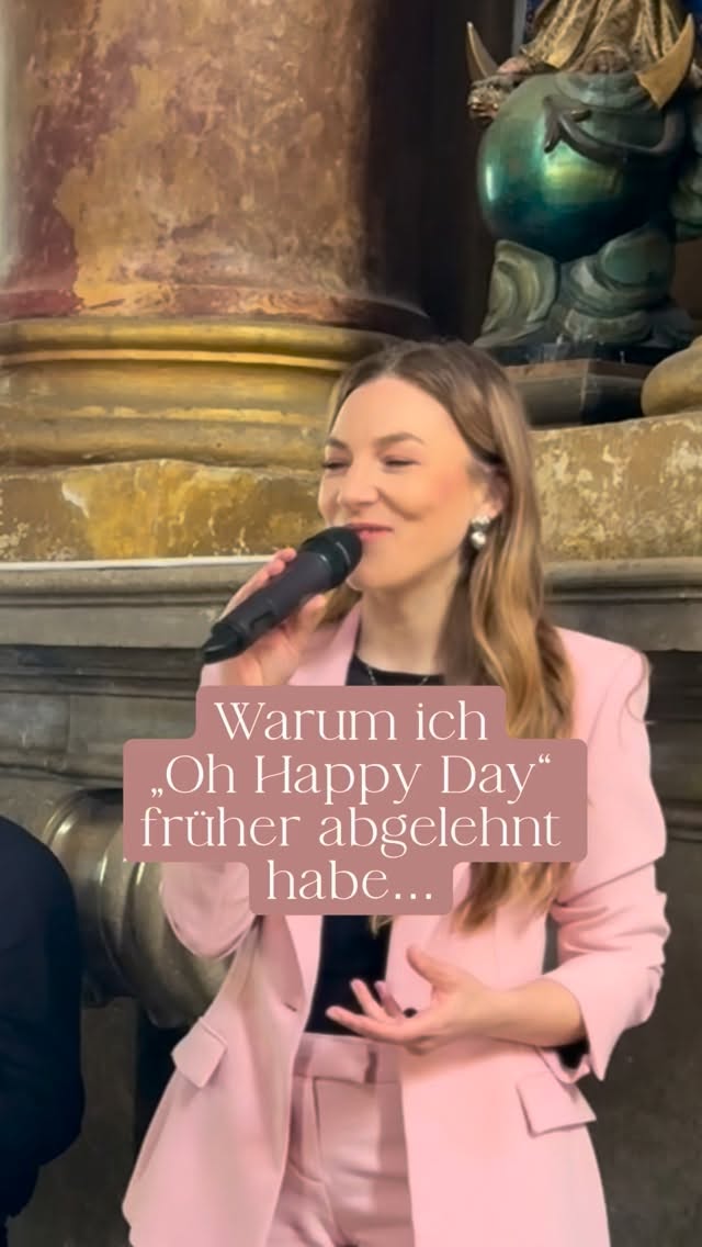 „Oh Happy Day“ war lange ein Song, den ich bei Anfragen abgelehnt habe – einfach, weil er für mich nur mit einem richtigen Chor seine volle Wirkung entfaltet.
Dank unserer Loopstation hat sich das verändert. Die Chorstimmen, die ihr hört, habe ich selbst eingesungen und wir können sie live passend einsetzen. So bleibt es trotzdem unser Sound – persönlich, echt und individuell.
Gerade in der Kirche wirkt dieser Song für mich am stärksten. Dort bekommt er genau den Raum, den er braucht. ✨
Daniel am Piano, ich am Gesang – und manchmal eben auch mein eigener Chor.
Wenn du Live-Musik für deine Hochzeit suchst, dann schreibe mir jetzt eine Nachricht! 💌
#OhHappyDay #LiveMusik #Kirchenmusik #Trauung #Hochzeitsmusik Sängerin