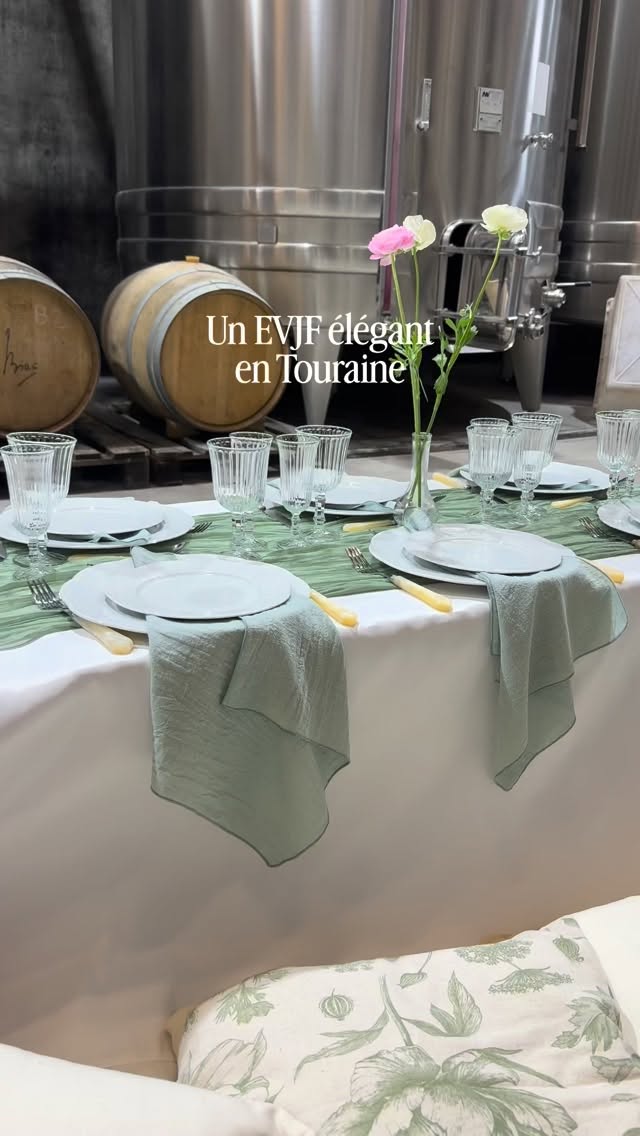 đ°đ»ââïžPour les futures mariĂ©es en quĂȘte dâun EVJF Ă©lĂ©gant et intimiste, les Tables de Harumi vous accueillent pour un pique-nique dans les vignes ou dans un chai en cas dâabsence de soleil đ
Au programme :
- Une table de pique-nique dressée et décorée
- Des Grazing Box charcuteries & fromages ou fromages & crudités ou tartinables & crudités
- Des Vins ou jus de raisin pétillant du domaine @pbcouly
- Des Baguettes de tradition fraĂźches
RĂ©servez directement sur lestablesdeharumi.fr đ