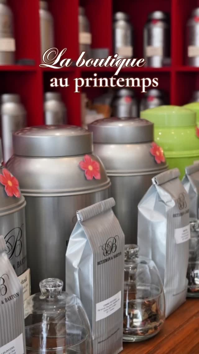 Il ne manque plus qu’à vous faire sentir les délicieux parfums de thé qui se mêlent dans l’air 🌸🫖✨
Il y a comme une magie dans cette boutique, une atmosphère douce et hors du temps 🍃
La lumière qui traverse la vitrine et caresse les boîtes de thé et accessoires ☀️
Les couleurs délicates et vives qui attirent le regard à chaque étagère 👀
Et ces odeurs de thés et d’infusions qui s’entrelacent, comme une invitation à ralentir 🌿
Un lieu où l’on entre “juste pour regarder" et où l’on reste un peu plus longtemps que prévu 🤍
📍Betjeman & Barton au 27 rue Marceau, Tours
Et vous, est-ce que vous êtes déjà venu.e dans notre boutique ? 🍃🫖✨
#boutiquethe #atmosphere #printemps #the #toursmaville