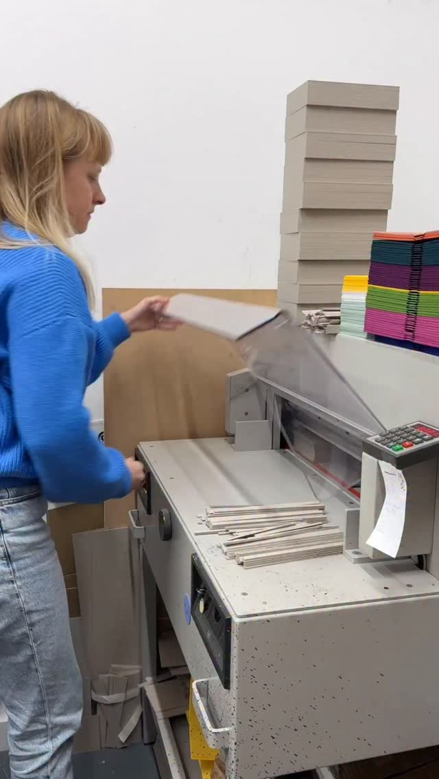 Trimming another batch of marbled fabric at the guillotine! I’ve got heaps of these marbled strips of cotton, if anyone wants some for free please let me know - too pretty to throw away! 😂 Maybe fun for crafting (they are quite thin). These fabrics are being prepped for my marbled notebooks (SHOP in bio! x) 📚