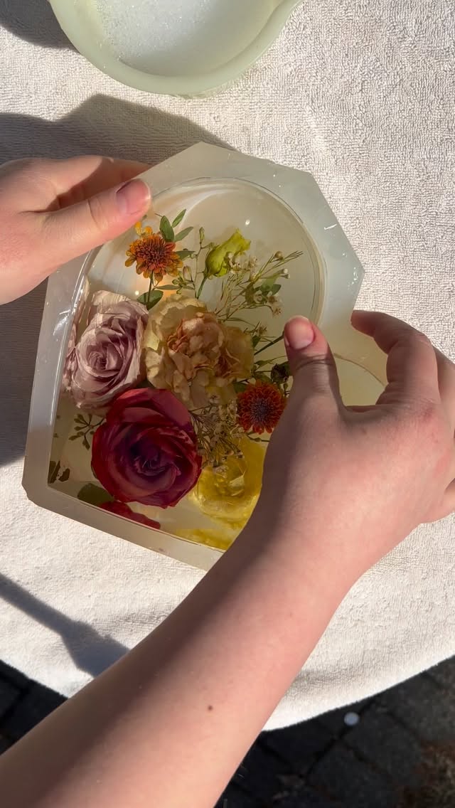 Demold with me the prettiest bouquet 🥹💗
Molds by: @modernmoldshop
Florist 💐: @businessisbloomingmilton
#resindemold #satisfying #flowerpreservation #bouquetpreservation #flowersinresin