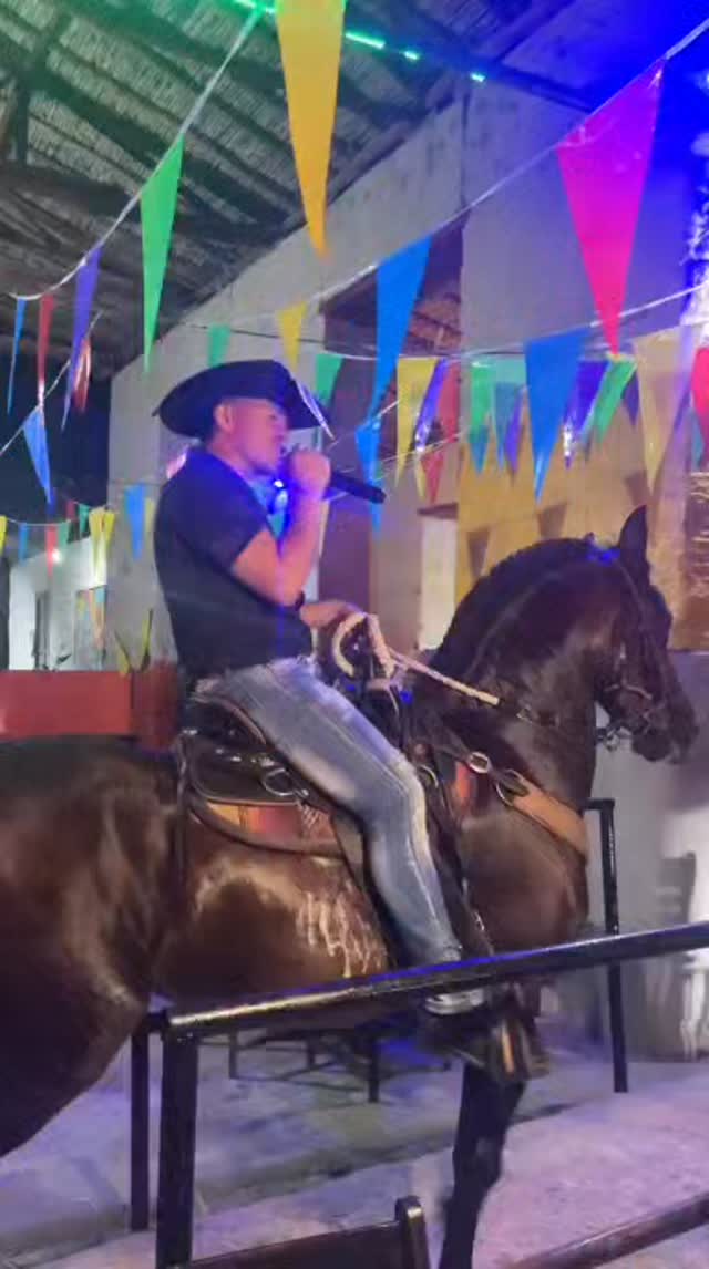 Esta es una canción de despecho pero no de derrota, vea que muy bien lo esplica sin esa persona también se puede vivir.. Y pa lante qué pa tras asustan
#colombia
#musicacolombiana
#venezuela
#bucaramanga
#viralreels