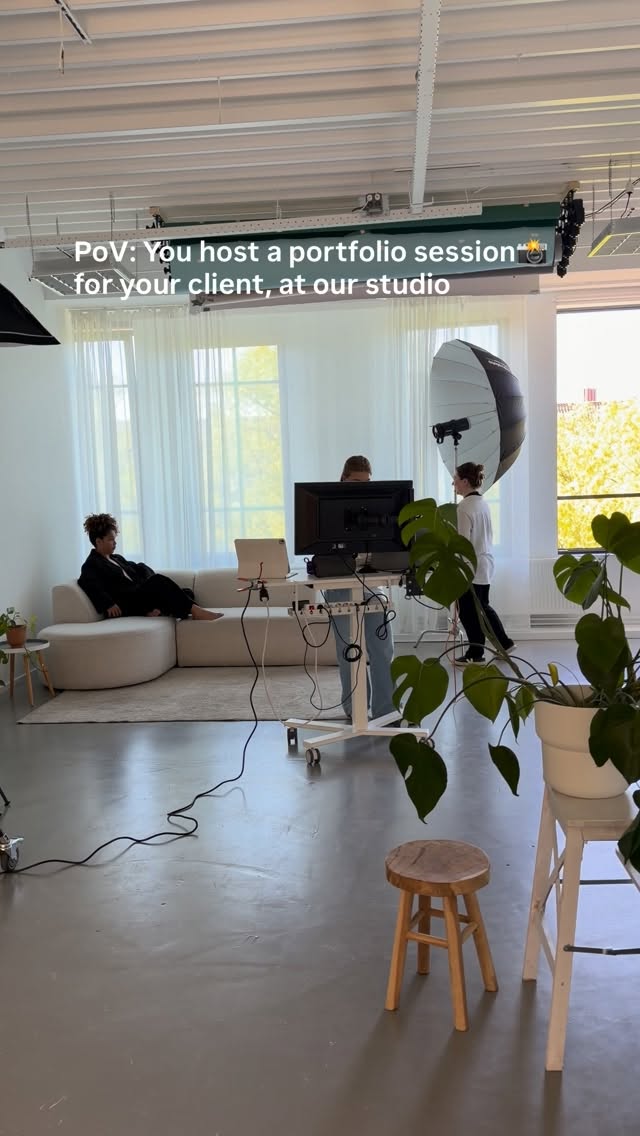 Today we hosted @carmenholt 📸 for a portfolio session of @evacroesxx 💃
💄Makeup & Assistance: @evlaliya.om
#pantherstudios #portraitphotographystudio #daylightstudio #daglichtstudio #daglichtstudioamsterdam
