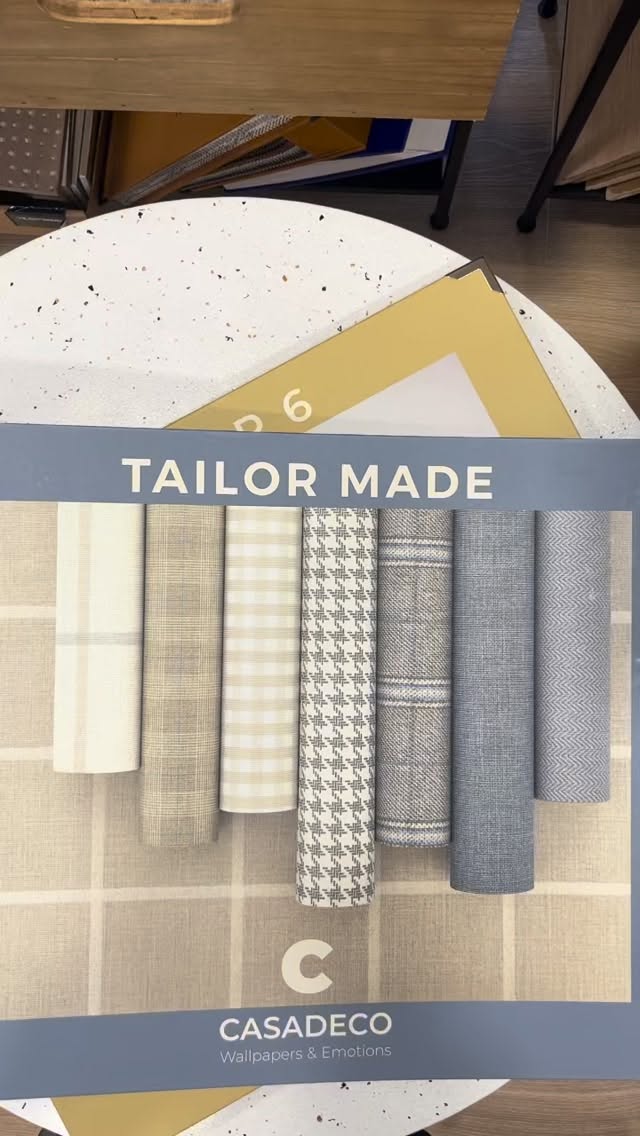 Para dormitorio, despacho, baño, entrada… este catálogo de papel pintado es ideal!
Cuadros, rayas, tartán… Clásicos renovados; atemporales en neutros o con un toque de color:
Uno de ellos ya está en camino para un dormitorio masculino 💙
#livinglavidadeco #decoracion #decoradoresmadrid #interiorismo diseñodeinterioresmadrid