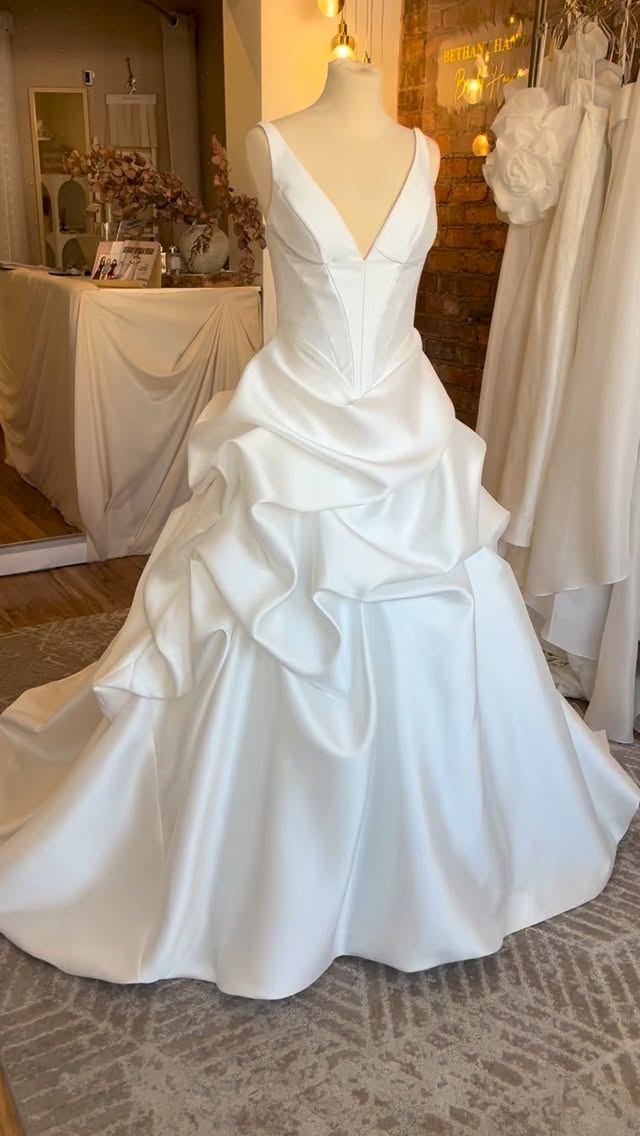 It’s safe to say we are loving the sculpture of this dress by @palomablancabridal 🤍 it’s like a work of art!
Are you a classic bride but have a little fashion edge?
Could this be your dress?
X
#weddingdtrss #bride #bridal #weddingday #bhbride